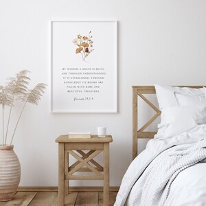 K&ouml;nnte beinhalten: Ein wei&szlig; gerahmter Kunstdruck mit einer botanischen Illustration von getrockneten Blumen und dem Text: BY WISDOM A HOUSE IS BUILT, AND THROUGH UNDERSTANDING IT IS ESTABLISHED: THROUGH KNOWLEDGE ITS ROOMS ARE FILLED WITH RARE AND BEAUTIFUL TREASURES. Proverbs 24:3-4.