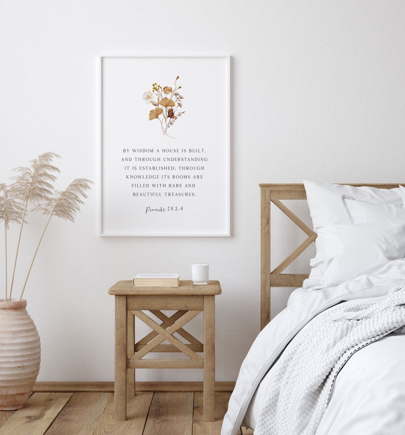 K&ouml;nnte beinhalten: Ein wei&szlig; gerahmter Kunstdruck mit einer botanischen Illustration von getrockneten Blumen und dem Text: BY WISDOM A HOUSE IS BUILT, AND THROUGH UNDERSTANDING IT IS ESTABLISHED: THROUGH KNOWLEDGE ITS ROOMS ARE FILLED WITH RARE AND BEAUTIFUL TREASURES. Proverbs 24:3-4.