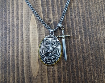 Collar con colgante del Arcángel San Miguel