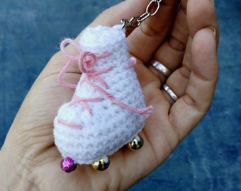 Skateboard amigurumi keychain