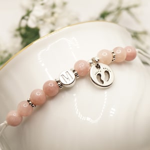 Armband Buchstabe, Baby Füßchen Geburt, Perlenarmband Baby, Geschenk Schwangerschaft Armband, Geschenk zum Baby, Armband Sternenkind
