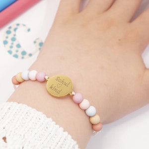 Pulseira de gravura para crianças em idade escolar, menina matriculada na escola, menina em cone escolar, presente de volta às aulas, amuleto da sorte para matrícula escolar, pulseira para crianças em idade escolar