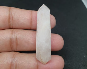 ローズクォーツクリスタルポイント：虹の輝きを放つ研磨された