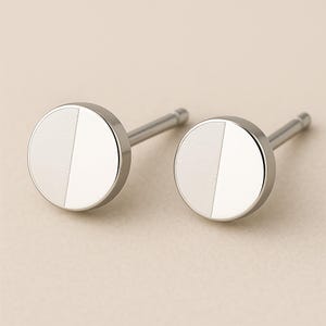 Minimalistische 925 Sterling Silber Kreis Ohrstecker: Halb matt, halb geschliffen