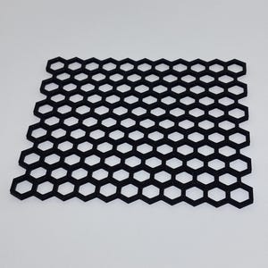 Könnte beinhalten: Ein schwarzes, wabenförmiges Netz mit sechseckigen Öffnungen. Das Netz ist rechteckig und scheint aus einem starren Material zu bestehen. Das Design ist ein sich wiederholendes Muster aus miteinander verbundenen Sechsecken.