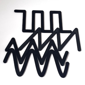 Puede incluir: Posavasos geométricos negros en varias formas de zigzag y angulares. Los posavasos están dispuestos sobre un fondo blanco. Estos posavasos modernos pueden proteger las superficies del calor y la humedad.