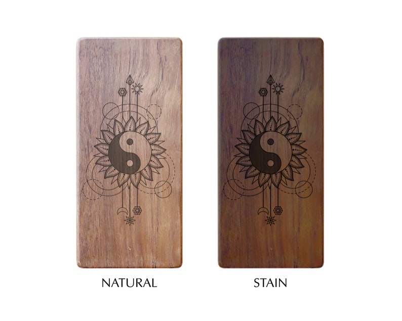 K&ouml;nnte beinhalten: Zwei Holz-Handygriffe mit einem Yin-Yang-Symbol und geometrischen Mustern. Der Griff links ist aus Naturholz, w&auml;hrend der Griff rechts gebeizt ist.