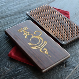 Tablero Sadhu con Clavos de Cobre de Rosewood Diseño "OM" Color natural