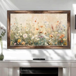 Può includere: Dipinto incorniciato raffigurante un campo di fiori selvatici nei toni del bianco, giallo, arancione e viola. L'opera d'arte è ambientata su uno sfondo morbido e neutro ed è incorniciata in una cornice di legno marrone scuro. Il dipinto è esposto sopra un caminetto bianco.