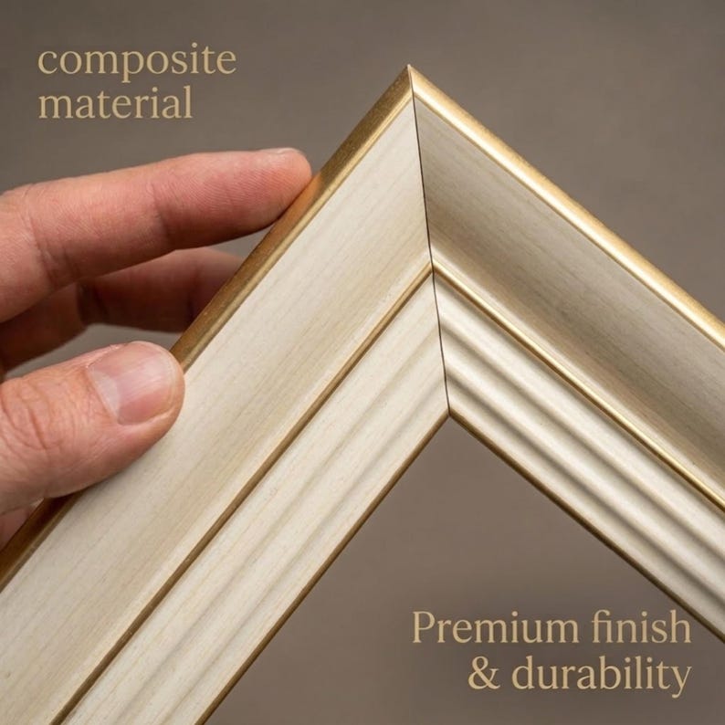 Może przedstawiać: Zbliżenie rogu ramy obrazu. Rama wykonana jest z materiału kompozytowego i ma złoto-kremową kolorystykę. Widoczny jest tekst "composite material" i "Premium finish & durability".