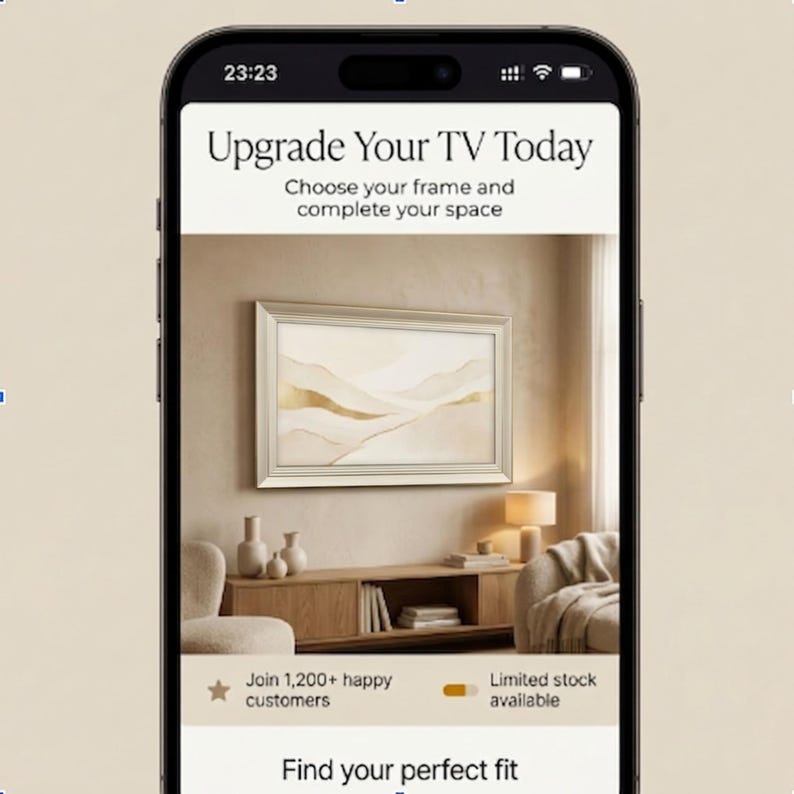 Może przedstawiać: Ekran smartfona wyświetla reklamę ulepszeń telewizyjnych. Reklama zawiera oprawiony obraz krajobrazu, drewnianą szafkę oraz tekst "Upgrade Your TV Today" i "Find your perfect fit."
