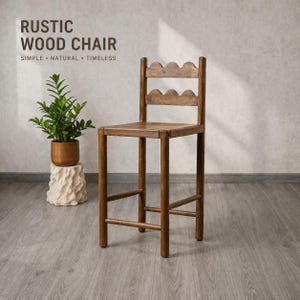Op de afbeelding: Een rustieke houten stoel met een geschulpte rugleuning en een vierkante zitting. De stoel is gemaakt van bruin hout en heeft een eenvoudig, natuurlijk en tijdloos ontwerp. De tekst "RUSTIC WOOD CHAIR" staat bovenaan de afbeelding.