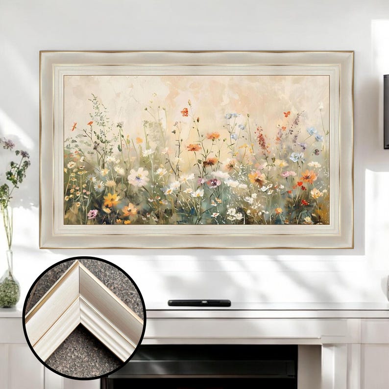 Pode incluir: Pintura emoldurada com um campo de flores silvestres coloridas em tons de laranja, amarelo, rosa e branco. A obra de arte &eacute; definida contra um fundo suave e neutro e est&aacute; contida em uma moldura branca e dourada.
