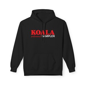 Op de afbeelding: Zwarte hoodie met een rood "KOALA professional SAMPLER" logo op de voorkant.