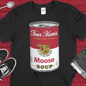 MOOSE SOUP シャツ、トム・セグラ シャツ、Your Moms House ポッドキャスト シャツ、YMH ポッドキャスト シャツ、Your Moms House、2 Bears 1 Cave シャツ、2B1C シャツ