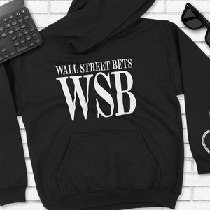 Puede incluir: Sudadera con capucha negra con texto blanco que dice "Wall Street Bets WSB".
