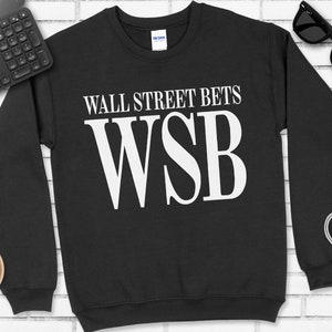 Puede incluir: Sudadera negra con texto blanco que dice "Wall Street Bets WSB".