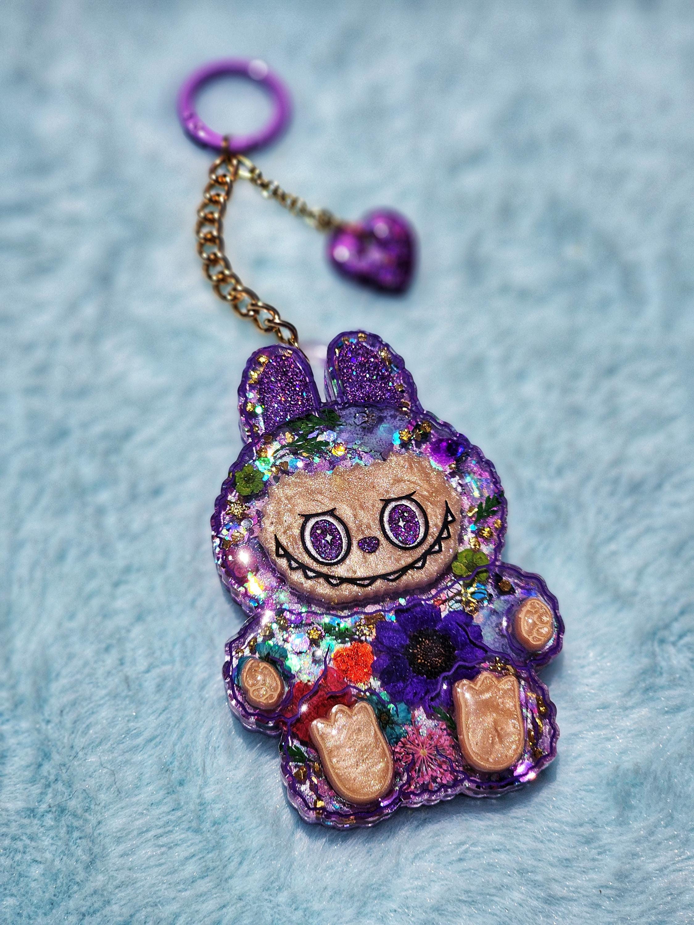 フローラルレジン製ラブブキーホルダー：押し花入りハンドメイド