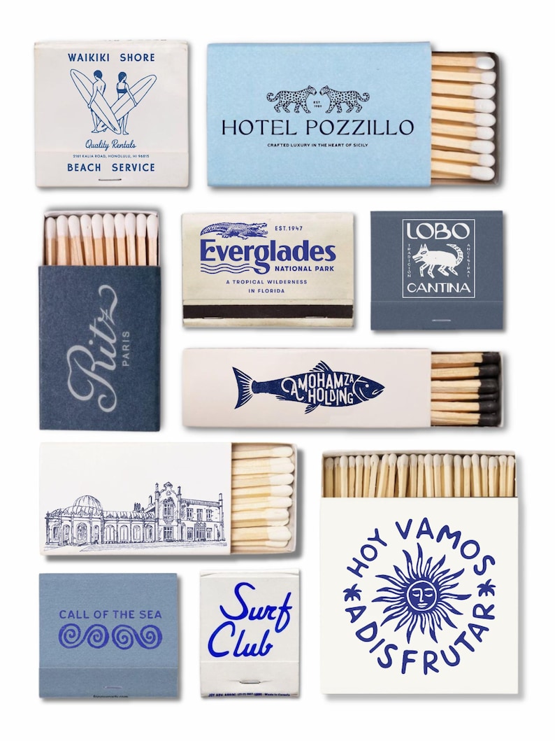 Może przedstawiać: Kolekcja pudełek zapałek z r&oacute;żnymi wzorami. Pudełka zapałek przedstawiają ilustracje sceny plażowej, hotelu, parku narodowego, kantiny, ryby, budynku, słońca i fali. Pudełka zapałek są w r&oacute;żnych kolorach i stylach.