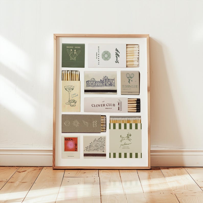 Pode incluir: Uma cole&ccedil;&atilde;o emoldurada de caixas de f&oacute;sforos vintage. As caixas de f&oacute;sforos apresentam v&aacute;rios designs, incluindo ilustra&ccedil;&otilde;es, texto e logotipos. A paleta de cores inclui verde, bege, vermelho e castanho. A moldura &eacute; de madeira e &eacute; exibida contra uma parede branca.
