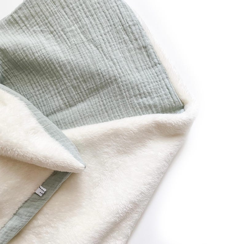 Couverture pour bébé personnalisée douce minky lisse double gaze oekotex coloris vert d'eau sur fond blanc