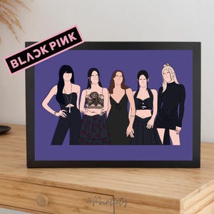 Może przedstawiać: Oprawiony wydruk przedstawiający stylizowaną ilustrację pięciu postaci w różnych czarnych strojach na fioletowym tle. Wydruk ma czarną ramę, a tekst "BLACK PINK" jest wyświetlany na różowym banerze. Wydruk znajduje się na drewnianej powierzchni.