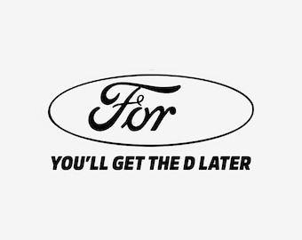 Può includere: Grafica in bianco e nero con il logo Ford e il testo "YOU'LL GET THE D LATER" sotto il logo. Il logo Ford è di forma ovale con la parola "Ford" in un font stilizzato.