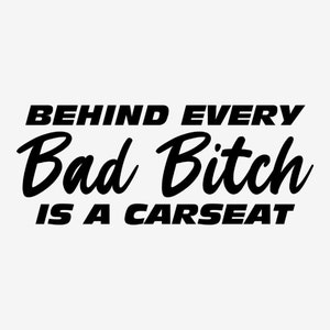 Puede incluir: Gráfico de texto en blanco y negro que dice "Behind every Bad Bitch is a carseat."