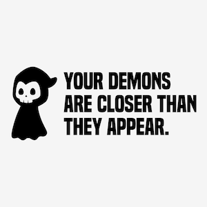 以下が含まれることがあります： 「あなたの悪魔は、見えるよりも近い。」というテキストと共に、カートゥーンの死神の白黒イラスト