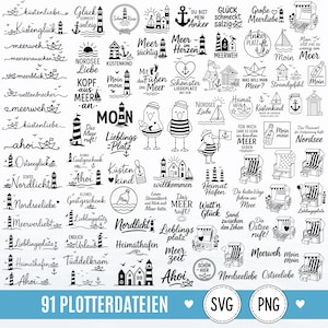 Puede incluir: Una colección de 91 diseños gráficos digitales en blanco y negro con temas náuticos como faros, veleros, gaviotas, sillas de playa y anclas, acompañados de frases en alemán relacionadas con el mar y la vida costera.