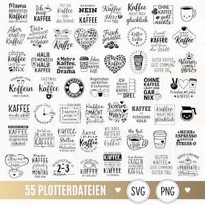Op de afbeelding: Een verzameling van 55 zwart-witte digitale grafische ontwerpen met diverse koffie-gerelateerde citaten en illustraties, waaronder koffiekopjes, hartjes en bonen, met de tekst 55 PLOTTERDATEIEN SVG PNG onderaan de afbeelding.