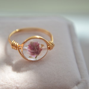 Anillo de resina con flores prensadas: anillo botánico rosa, alambre chapado en oro de 14 quilates, joyería con flores naturales, anillo floral ajustable, regalo inspirado en la naturaleza.