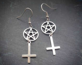 Gotiska örhängen med pentagram och inverterat kors