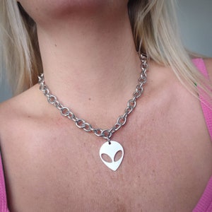 Collar de cadena de acero inoxidable con diseño de ovni extraterrestre