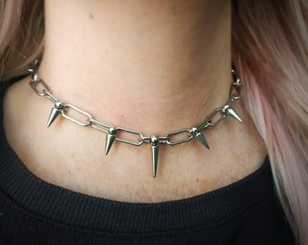 Collier ras de cou avec chaîne et pointes, bijoux gothiques, collier à pointes, chaîne de trombone, acier inoxydable, collier punk, bijoux punk, grunge, emo