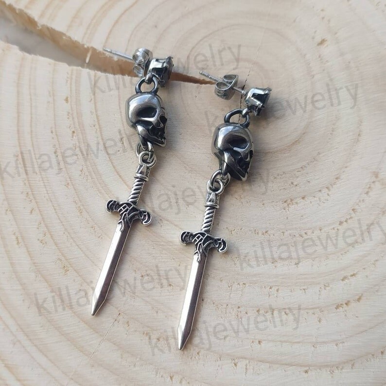 Orecchini a bottone in argento sterling con teschio e spada • Gioielli con pugnale gotico - Italia