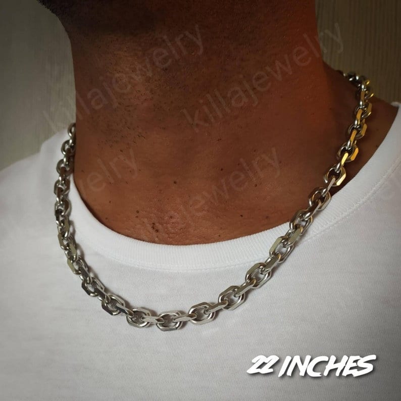 Puede incluir: Un collar de cadena de plata con un dise&ntilde;o de cadena de caja. La cadena mide 56 cm de largo.