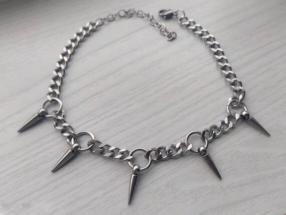 Spiked choker deals chain