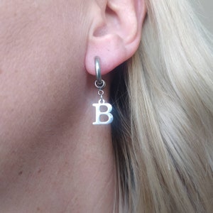 Pendientes con inicial, pendientes con nombre, joyas personalizadas, pendientes para hombre, pendientes para mujer, pendientes punk, joyas con inicial, plata, regalo para un amigo