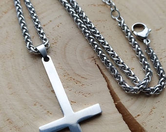 Colar de aço inoxidável com cruz invertida: joias punk góticas