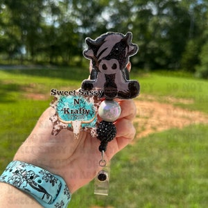 Sitting Highland Cow Badge reel| Cow badge reel | glitter highland cow badge reel| glitter badge reel | badge reel| Black highland cow|