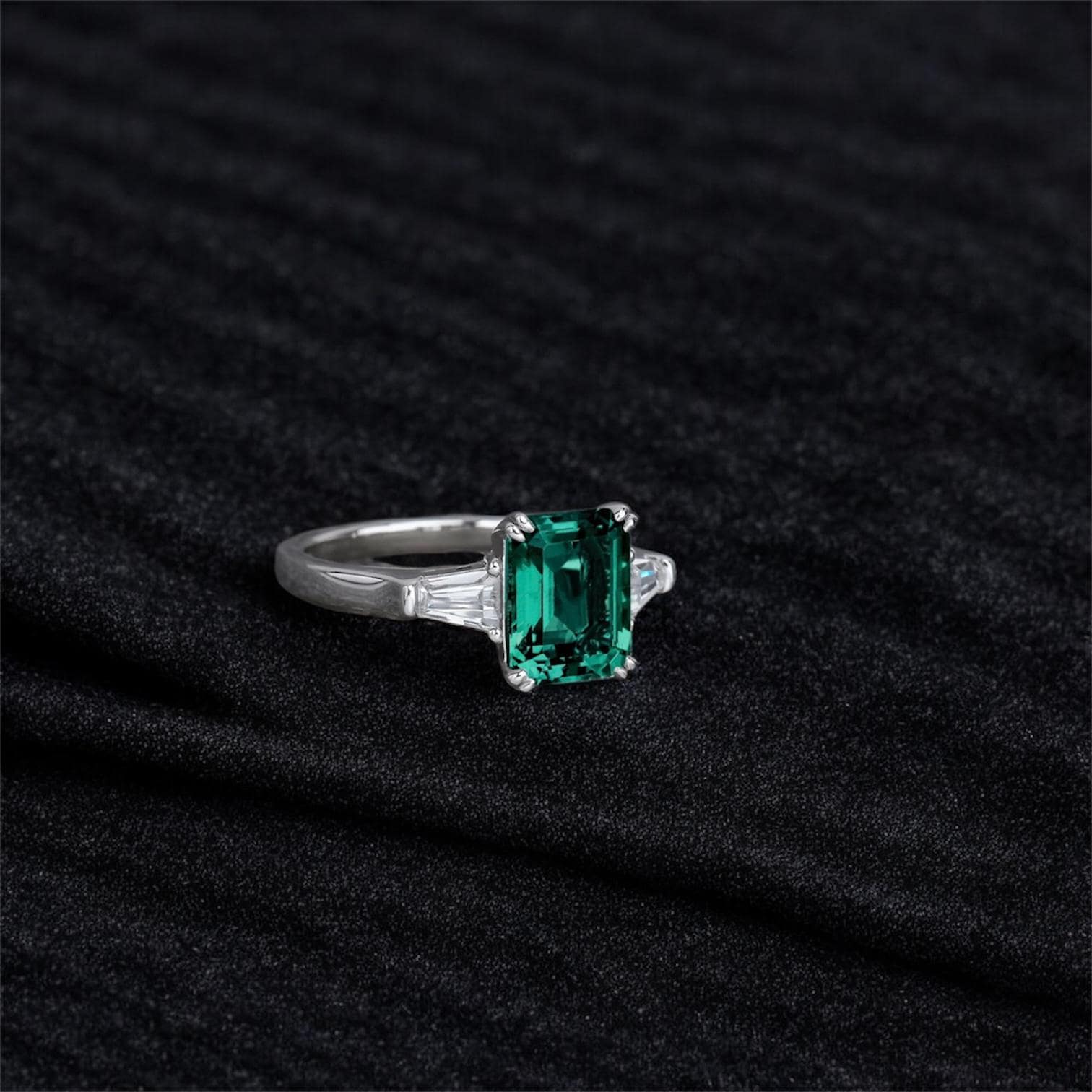 エメラルドカットリング：ラボグロウンジェムストーン、925