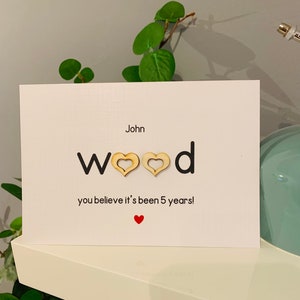 Tarjeta de aniversario de 5 años, aniversario de corazones de madera, aniversario personalizado 5 años