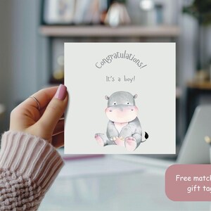 ¡Es un niño! Tarjeta de felicitación por el nacimiento con etiqueta a juego gratis