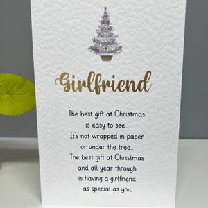 Carte de Noël petite amie avec sapin de Noël scintillant