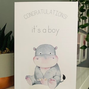 Tarjeta de felicitación por el nacimiento de un niño, etiqueta de regalo a juego gratis. ¡Felicidades, es un niño!