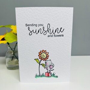 cartão de envio de sol e flores. aniversário, aniversário, melhoras, cartão de incentivo. cartão de rato e girassol