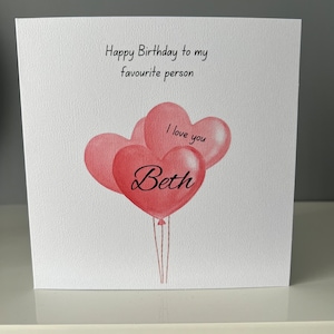 Tarjeta de cumpleaños para mi persona favorita. Tarjeta de amor con forma de corazón y globo para mi novia, mi novio, mi marido y mi esposa. ¡Te amo!