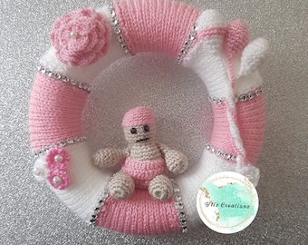 New Born Round 20cm Knitted Wreath - Baby Girl or Baby Boy - Newborn - Gender Reveal