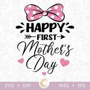 Peut inclure: Un n&oelig;ud rose &agrave; pois blancs est plac&eacute; au-dessus du texte "Happy First Mother's Day". Le texte est en noir avec une fl&egrave;che pointant vers le mot "First". Il y a trois c&oelig;urs roses autour du texte.